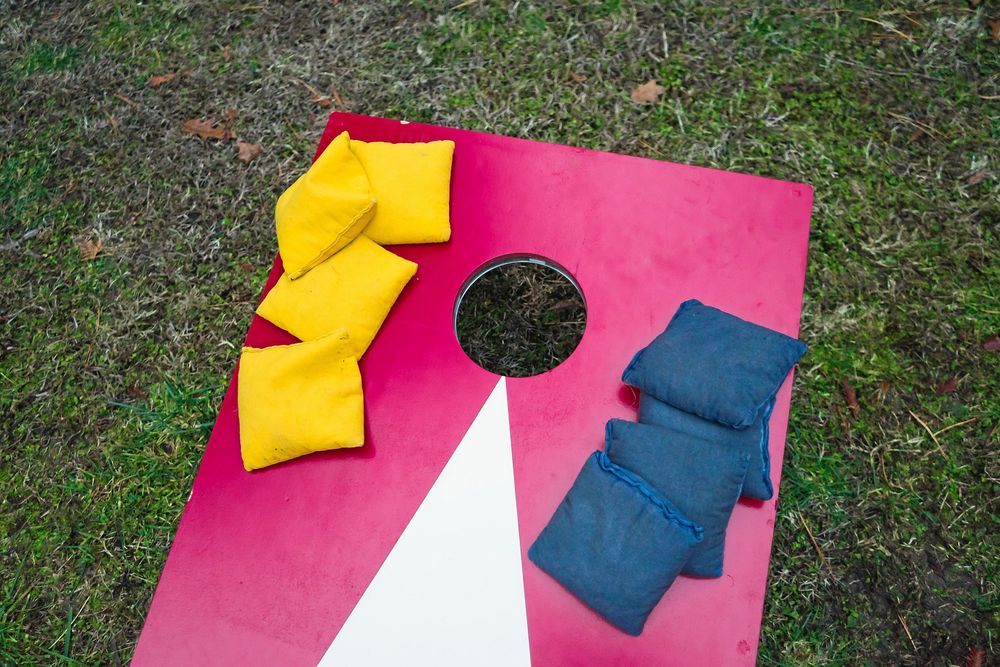 Maskera med målartejp och måla det mönster du vill ha. För svårt? Såga större hål.