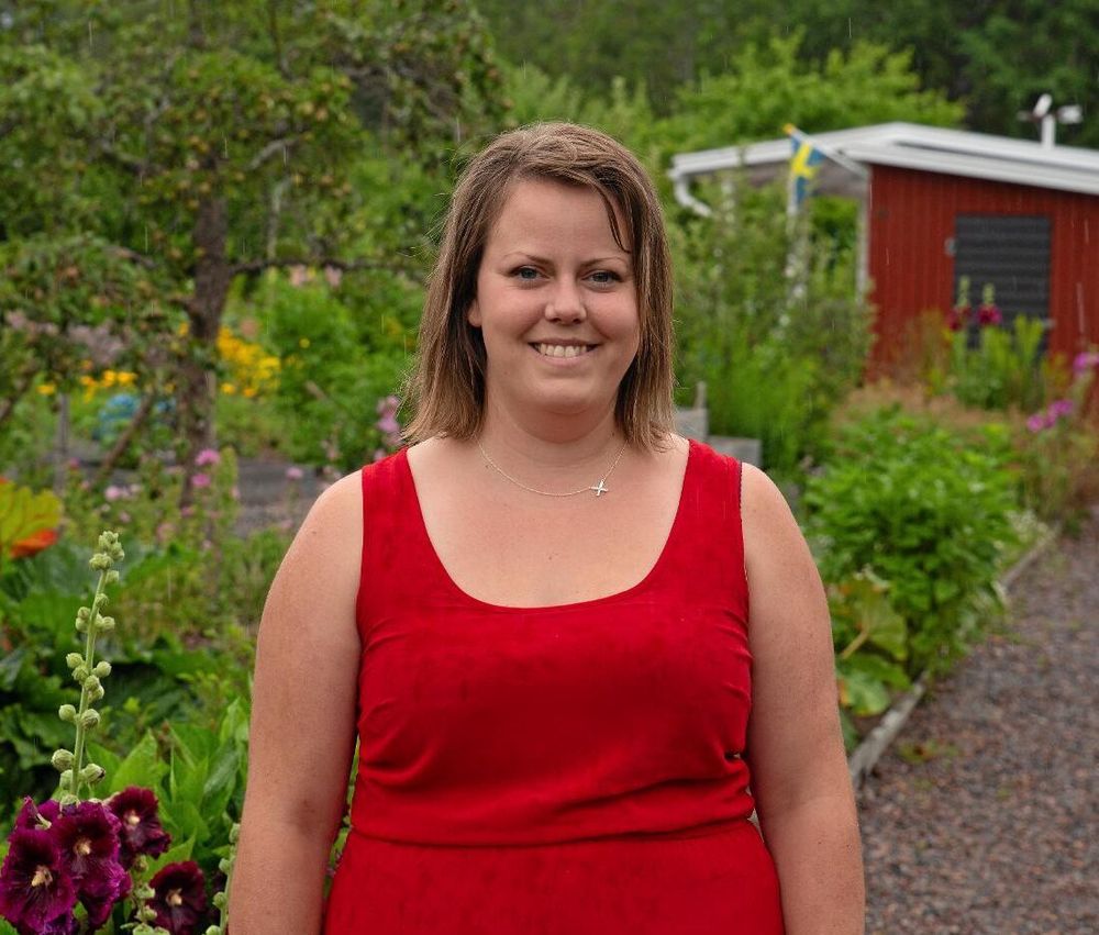 Amanda Jönsson, 30, från Gunnebo är ordförande för Västerviks koloniträdgårdar. Under dagen tog hon emot besökare vid Kristinedals koloniområde. ”Jag hade tidigare en lott här, numera har jag del i en kollektiv lott med pallkragar. Det är ett helt nytt koncept vi börjat med”, berättar hon.