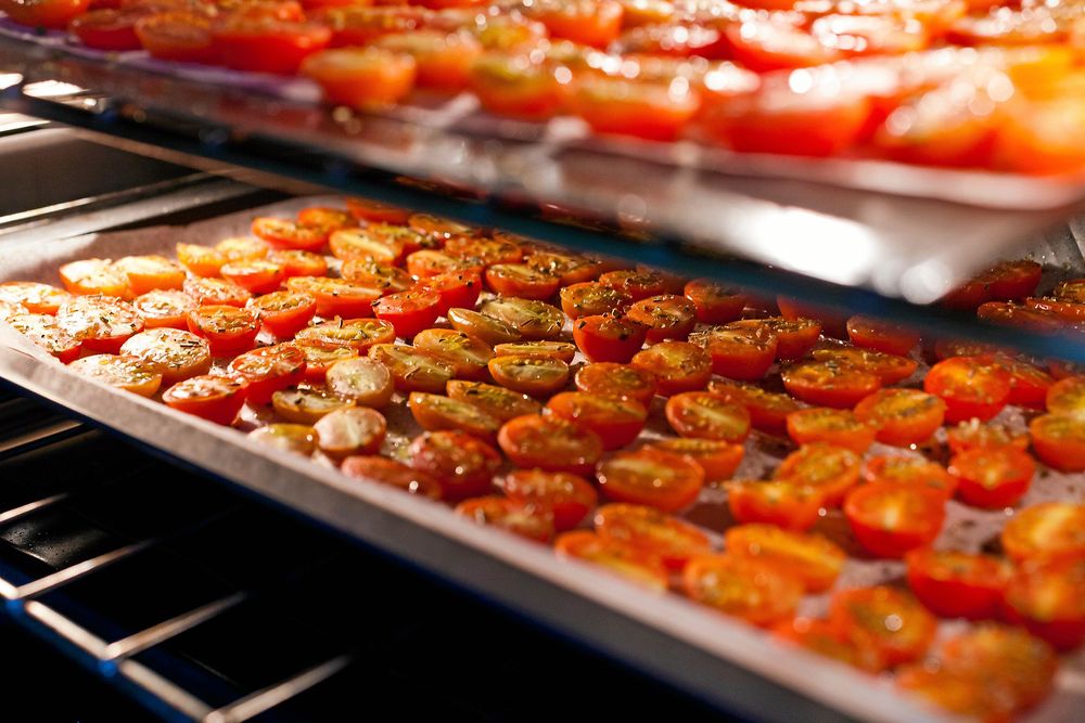 Torka tomater i ugn och förvara på burk.