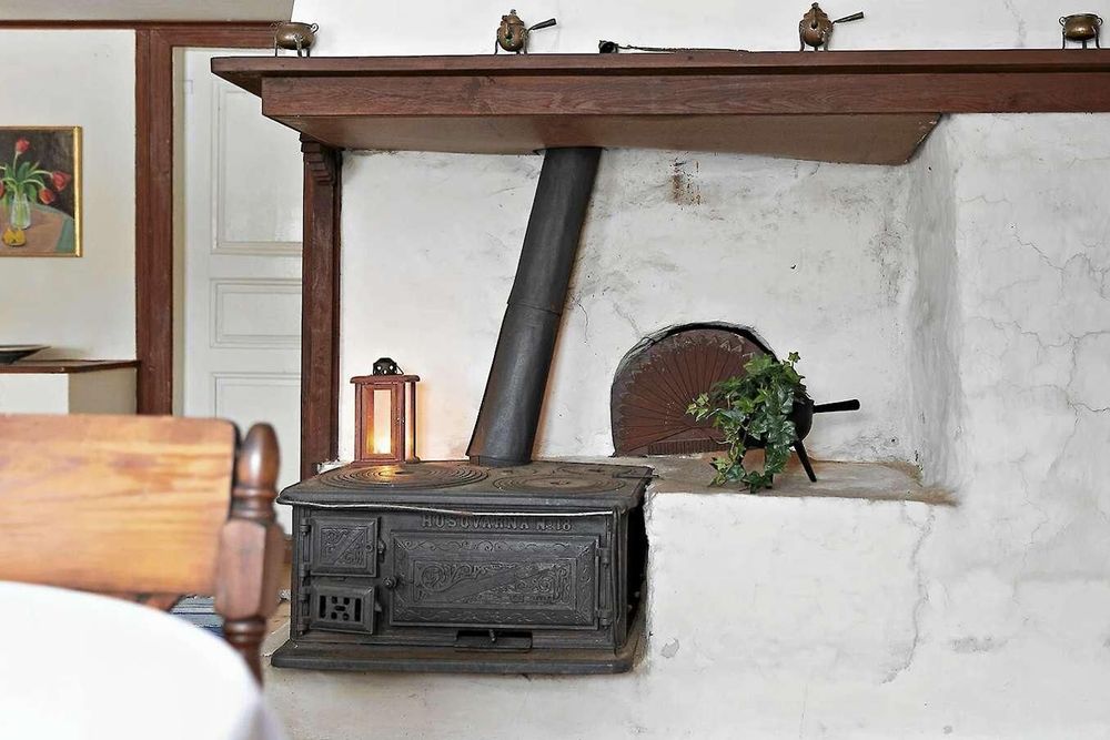 Det stora rummet har kvar en härlig vedspis och en bakugn i murad spiskåpa från tiden då det användes som kök.