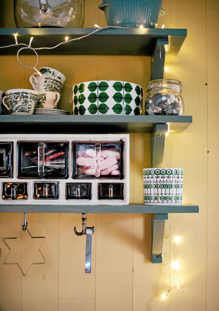 Mycket av inredningen är i retrostil, ofta från 1950-talet.