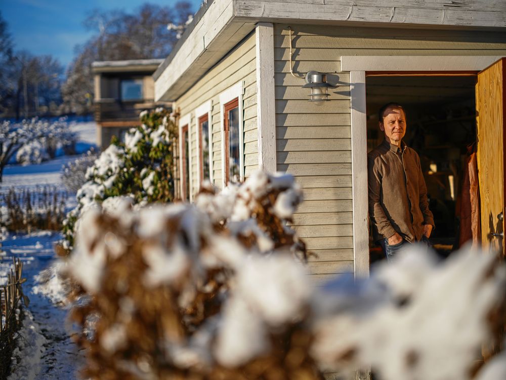 Vesas lilla verkstad med Kolmårdens skog bakom knuten.