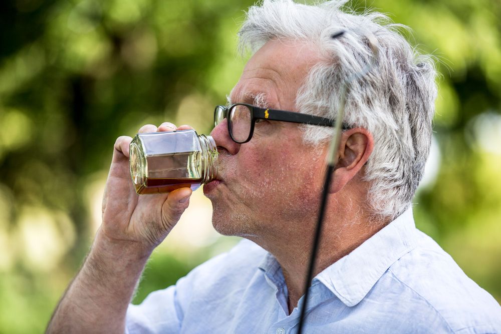 Hans smakar av varje årgång en gång i kvartalet för att avgöra vilka årgångar som håller så bra kvalitet så att de kan plockas ut och tappas upp på flaska för försäljning.