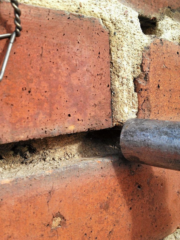 Allt löst material måste bort.