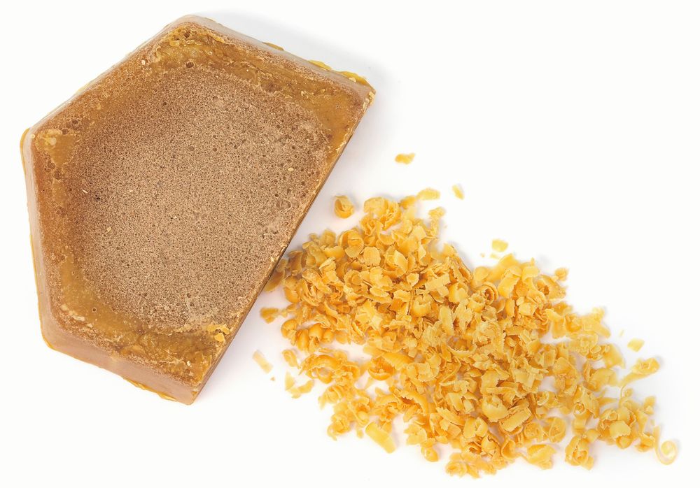 Bivax rivet på ett vanligt rivjärn.