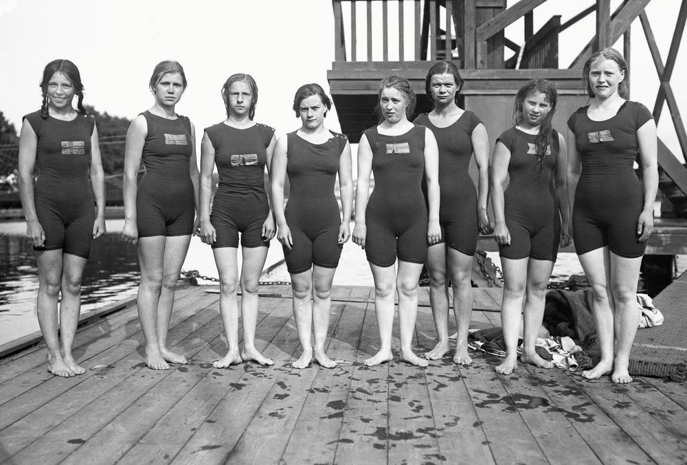 Sim- och hoppeliten. I mitten trular hoppundret Greta Johansson.