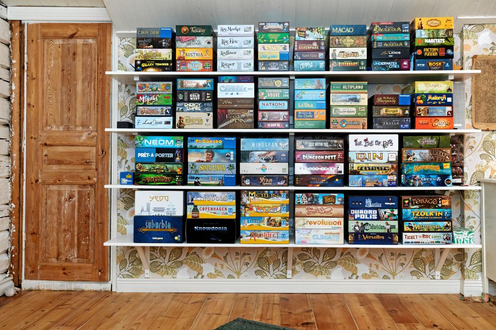 En av de tre bokhyllorna med totalt 400 sällskapsspel.
