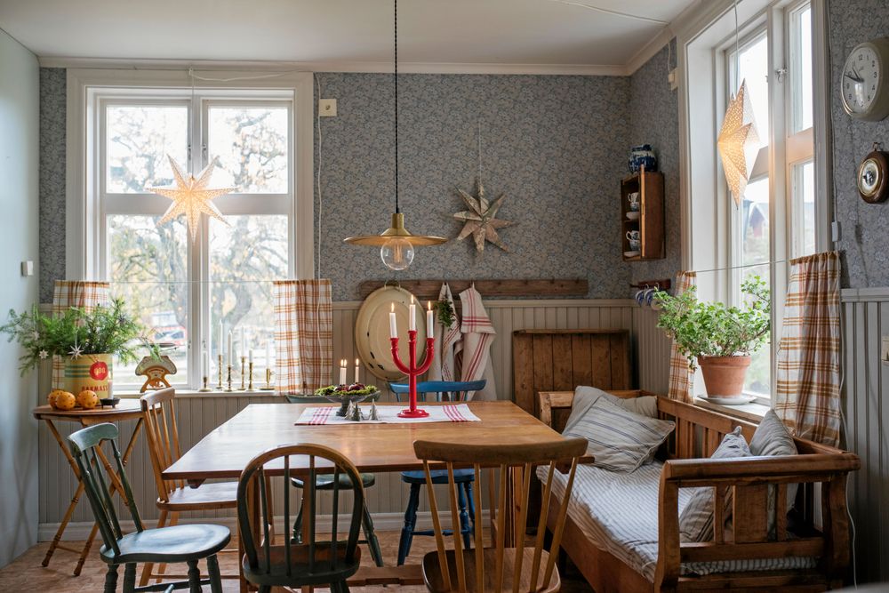 Julfint i det stora bondköket med enkla medel. En kökshandduk som julduk, en adventsstake med äpple och mossa och egengjort julpynt av papper.