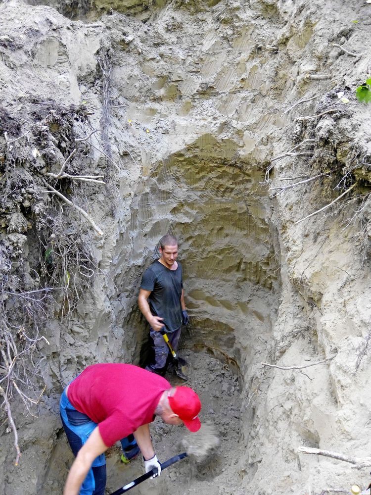 12 meter ner i marken satt Alva fast i grytet. För hand tog man sig närmare och närmare hunden.