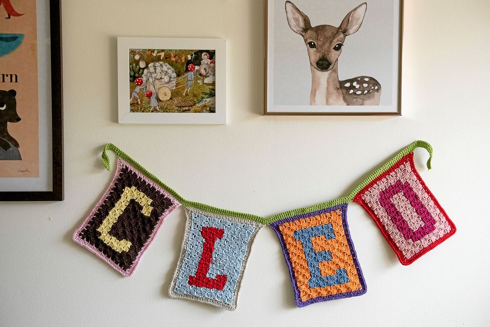 Virkad namnskylt i Cleos rum.