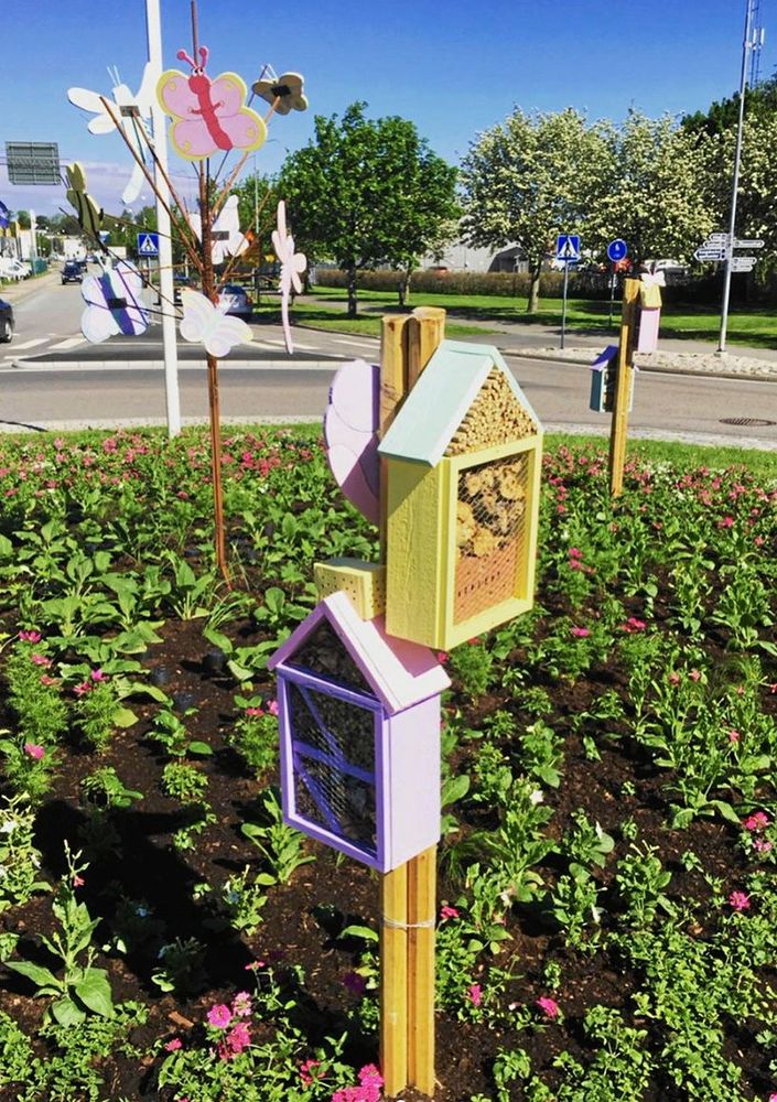 Härliga dekorationer och små bihotell i en rondell i Kungsbacka.