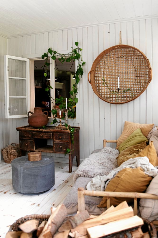 Köksfönstret sitter kvar i den gamla torpväggen ut mot den tillbyggda verandan.