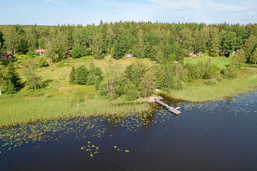 Från stugtomten blickar du ut över sjön Rölen.