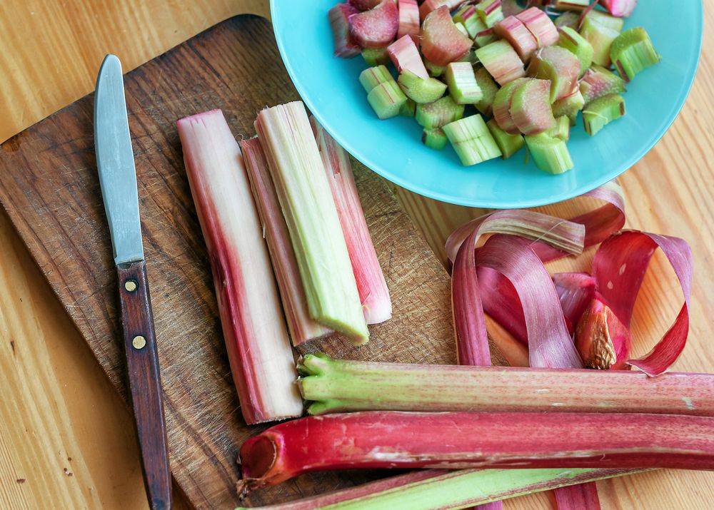 Skala och skär i små bitar. Perfekt i pajer och kompotter.