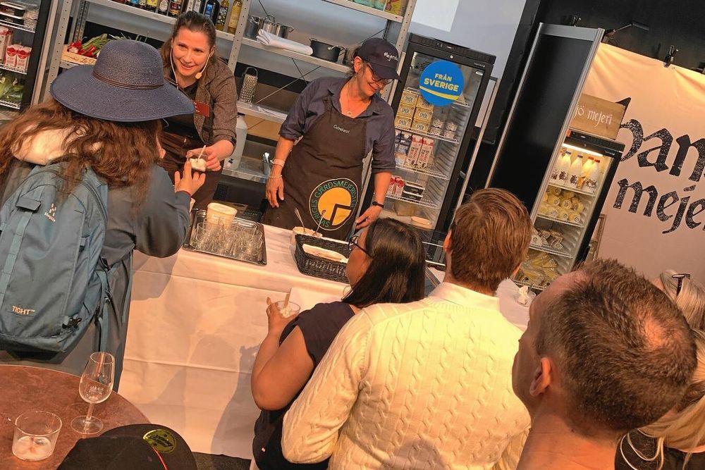 Köerna var långa när besökarna ville smaka vasslesorbet från Ostmakeriet på Rindö.