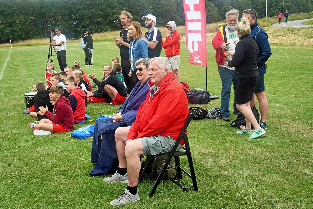 Torna Hällestads F 15-lag hade förstås sin egen hejaklack på plats under första matchen.