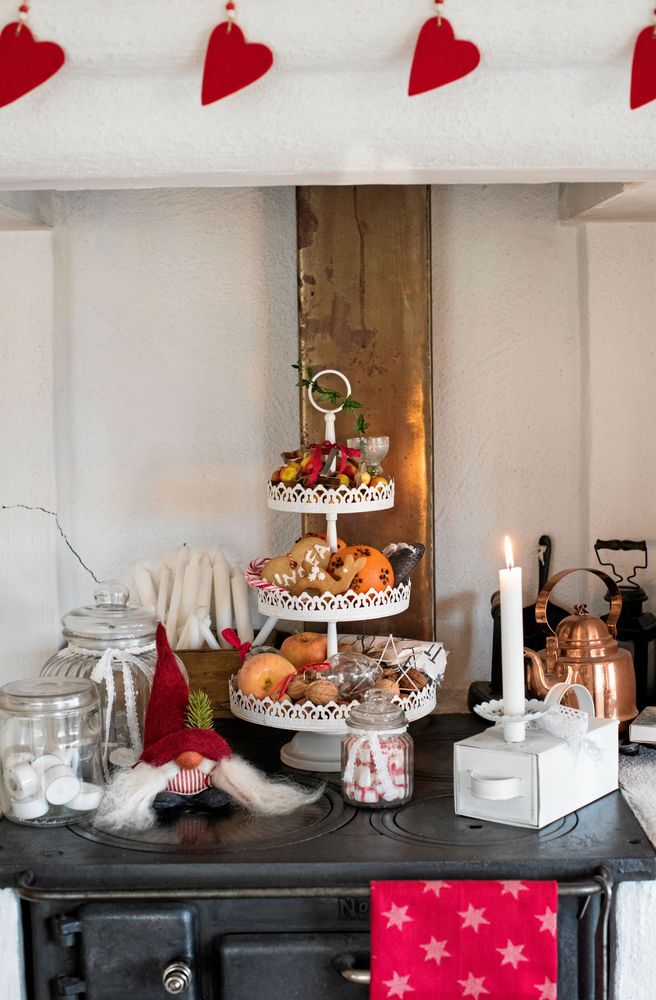 Vedspisen har fått mest av traditionellt, färgglatt julpynt, med tomte, röda filthjärtan, godis och frukt.