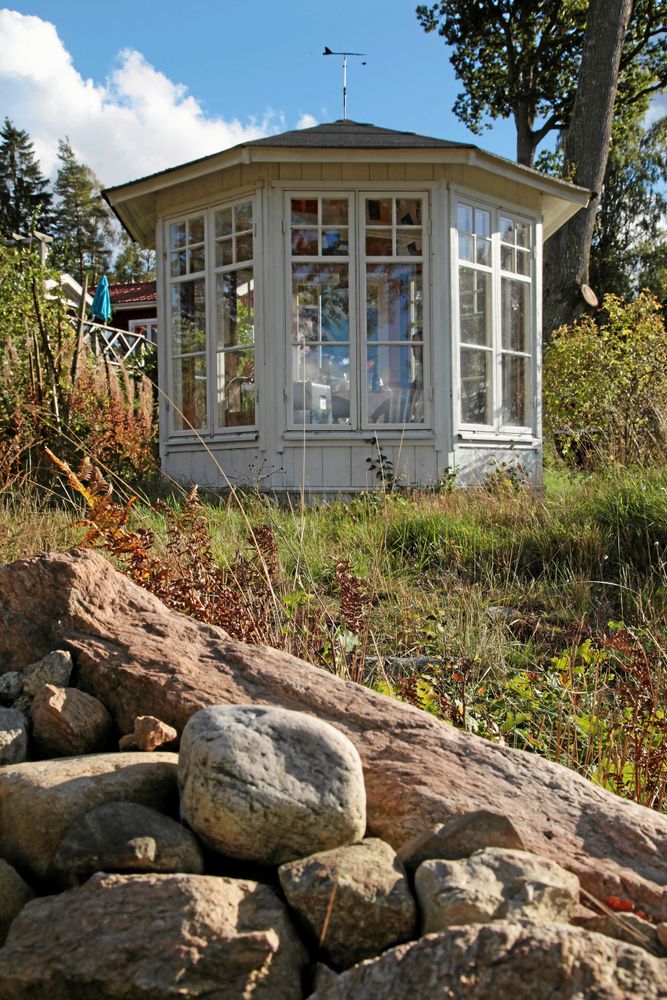 Lusthus på höjd där utsikten över sjö och nejd är det viktiga. På engelska heter lusthus gazebo och gaze betyder blick. Det säger mycket om hur man gärna använder sitt lusthus. Ett ställe att blicka från. Privat, Alvesta.