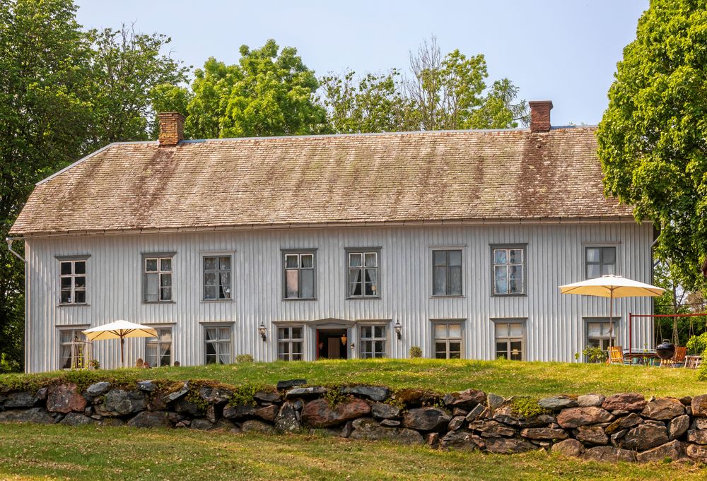 Herrgården Stora Bryne, med anor från 1300-talet, ligger mellan Lidköping och Vara i Västergötland.