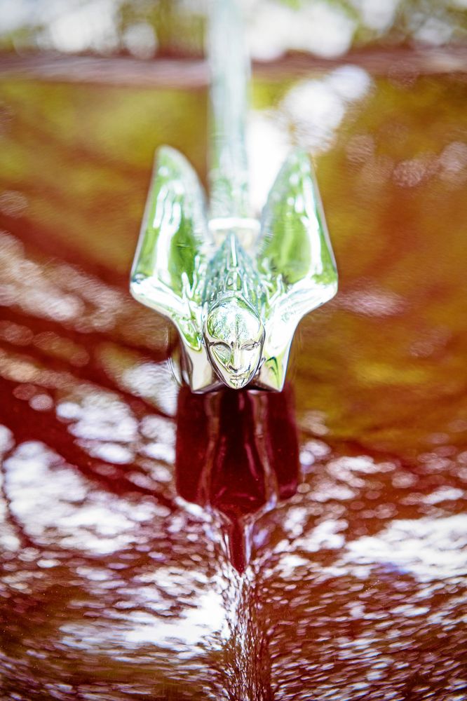 Fronten med Cadillaclogon och en flygande gudinna som symboliserar skönhet och fertilitet.