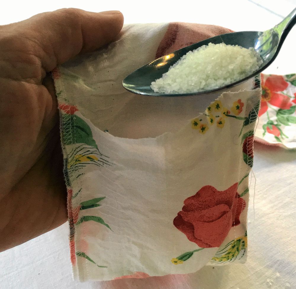 Häll i och sy igen.