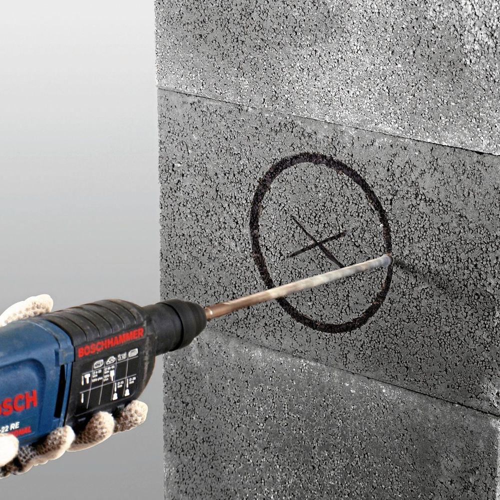 Här tas hålet för rökröret upp i sidan av G20-skorstenen. Hålet går att mura igen om man byter till en kamin med andra mått.