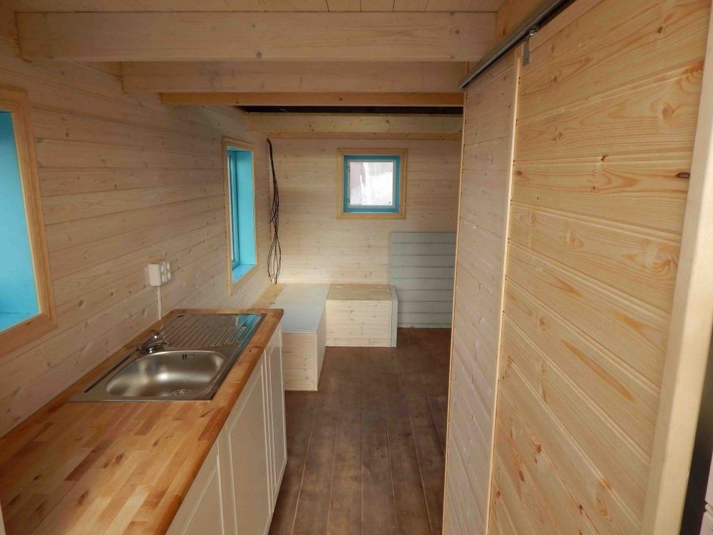 Sovloft, toalett, kök och vardagsrum — allt ryms på de 13 kvadraten.