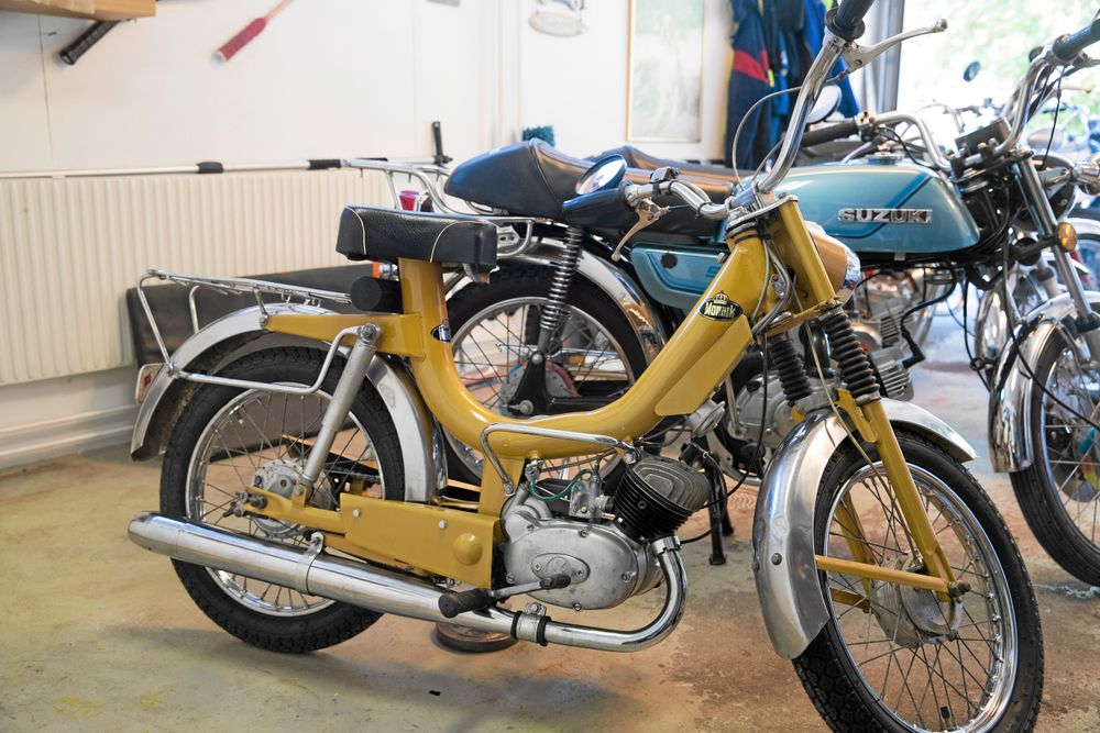 Den som växte upp under 70-talet minns säkert den här lilla godingen. Monark Compact lanserades som en liten och smidig moped för stadstrafik – med tanken inbyggd i ramen.