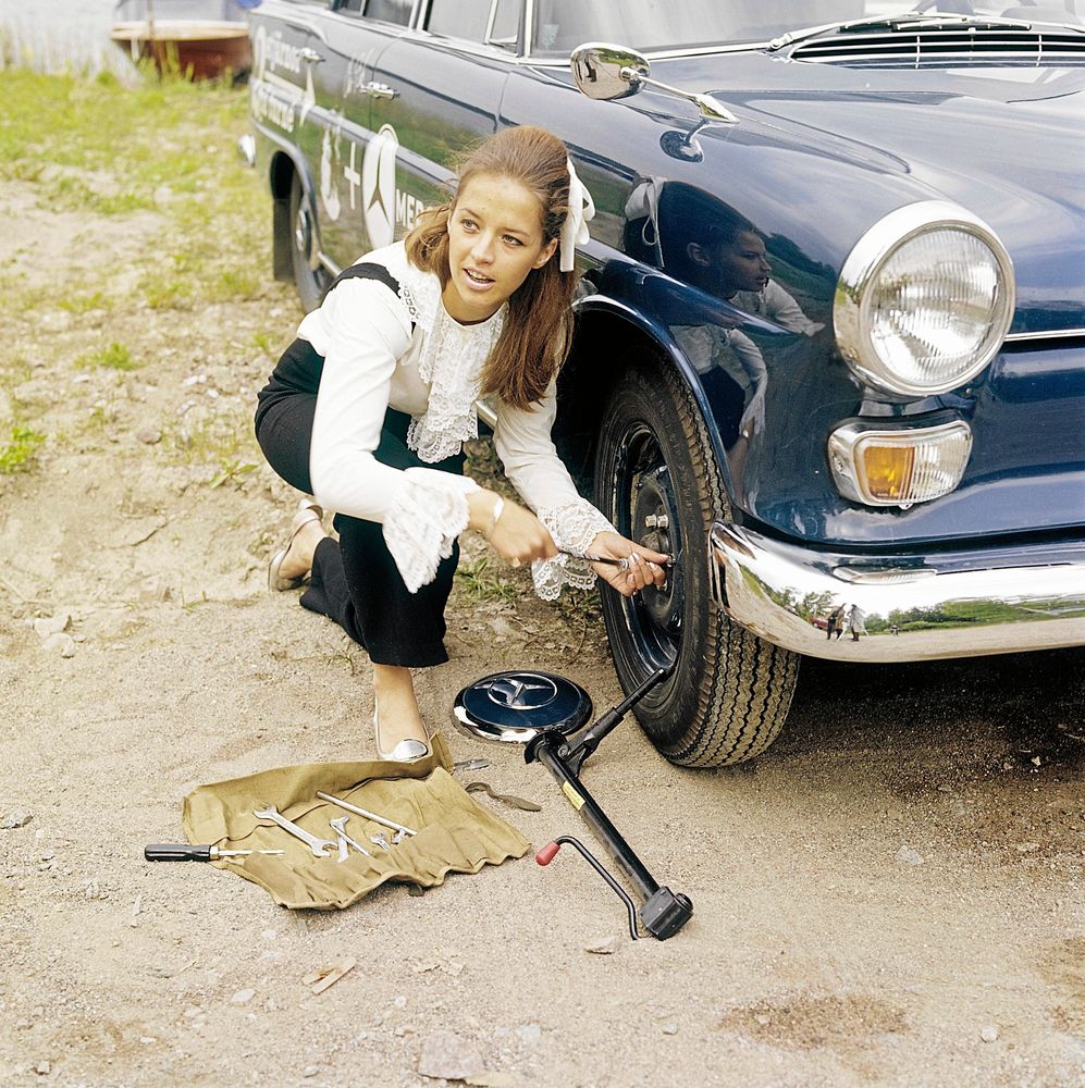 Lill-Babs visar att det är ingen konst att byta däck på turnébilen. (1971)