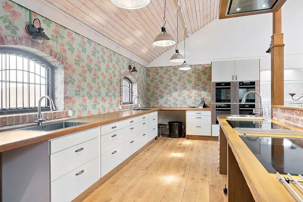 På gården finns även en lokal för verksamhet och möjlighet till att driva en restaurang.