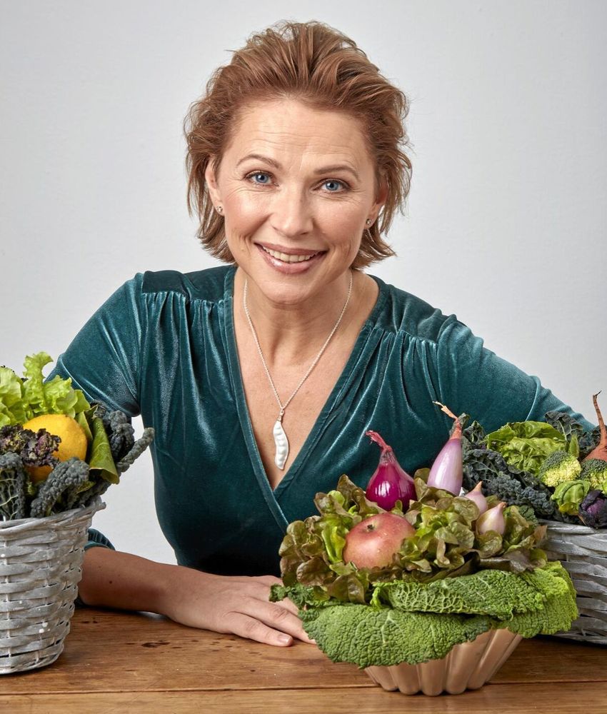 Annika Unt gör vackra buketter och bordsdekorationer av frukt, bladgrönt och grönsaker.