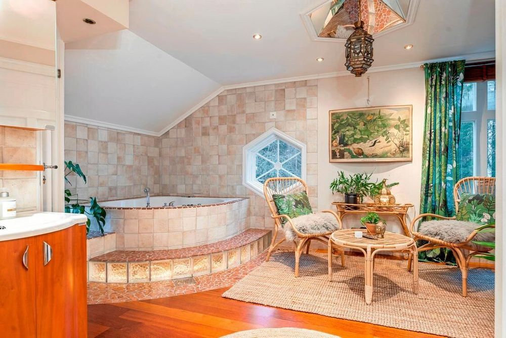 Relaxavdelningen med bubbelpool och bastu är grädden på moset.