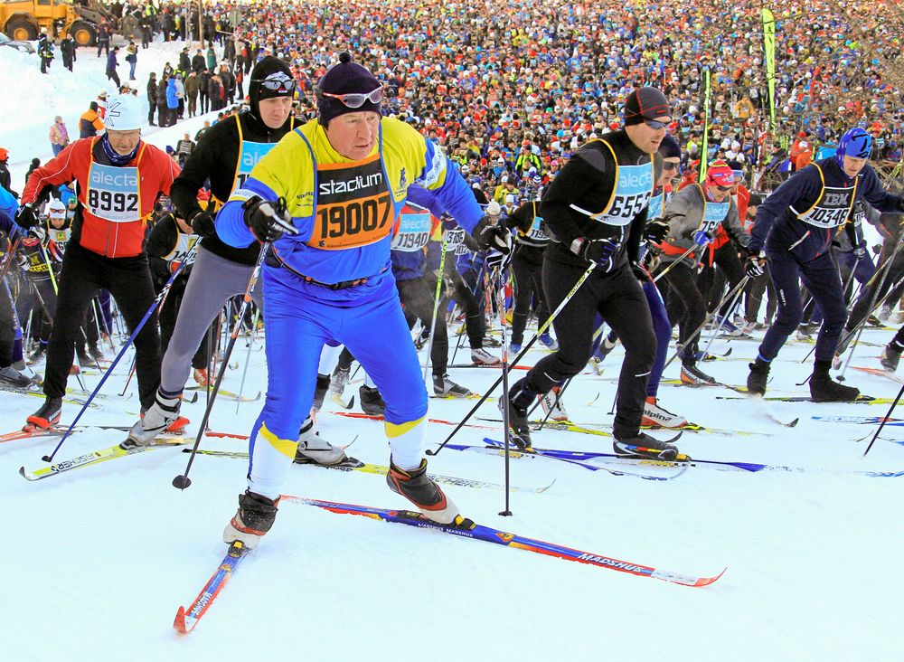 Vasaloppsveteranerna tävlar i orange nummerlapp.