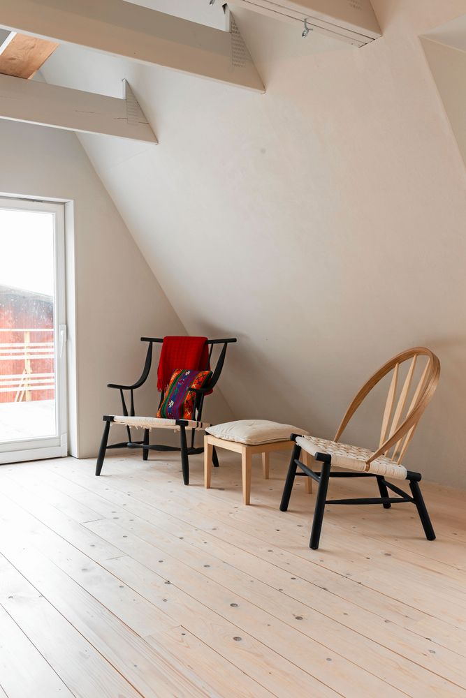 Två av parets fåtöljer vars enkla skönhet och praktiska funktion gör dem till storsäljare bland möbelkännare.