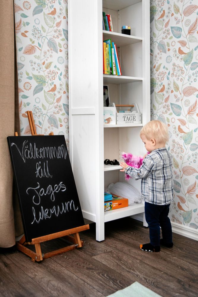 Tage har både ett lekrum och eget sovrum - än så länge. Snart föds hans syskon.