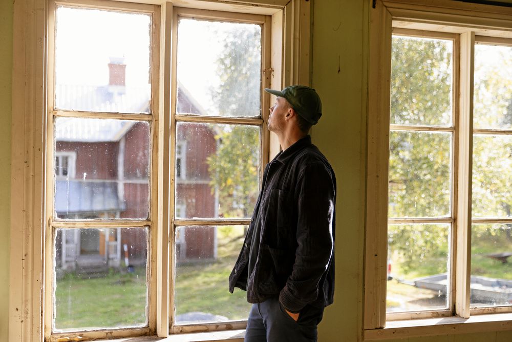 Ljuset flödar in genom fönstren på övervåningen i det stora huset. Härifrån kan man se hela dalen nedanför och alla hus på den gamla gården.