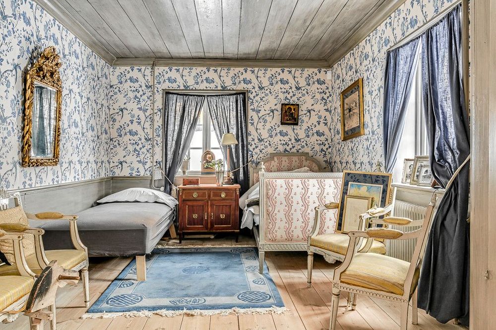 Inspektorsbostaden från år 1769 ingår också i försäljningen, och består av 174 m² fördelat på sex rum och kök, ett badrum och två duschrum.