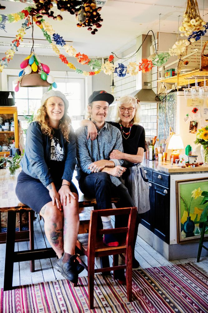 Kreativt. Emelye, Danne och mormor Ann-Catrin i det härligt färgglada köket med Emelyes målningar och Ann-Catrins papperskonst.