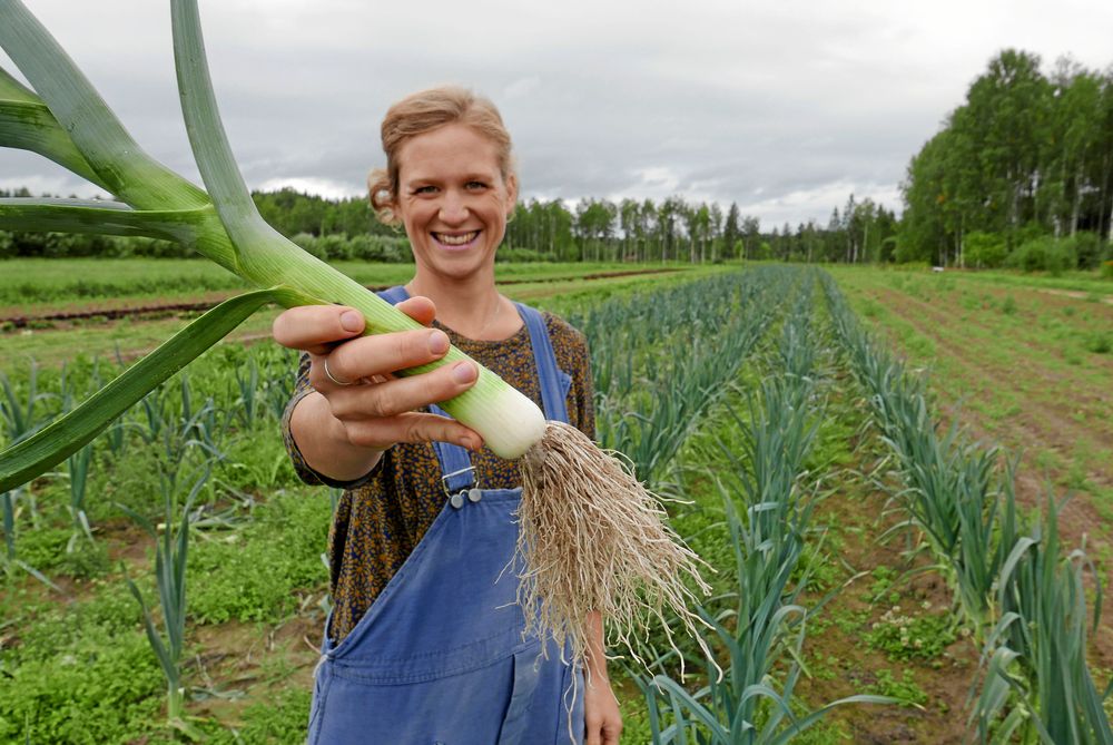 Linnea Öjes med sin egenodlade purjolök som kommer att säljas under varumärket Torfolk & Vänner.