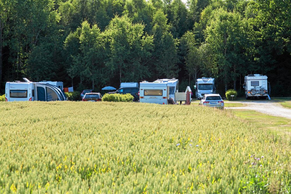 Den nya generationens campare har husbil, menar Freddy. Han började med ett par uppställningsplatser med provisorisk el och avlopp och har sedan utökat.