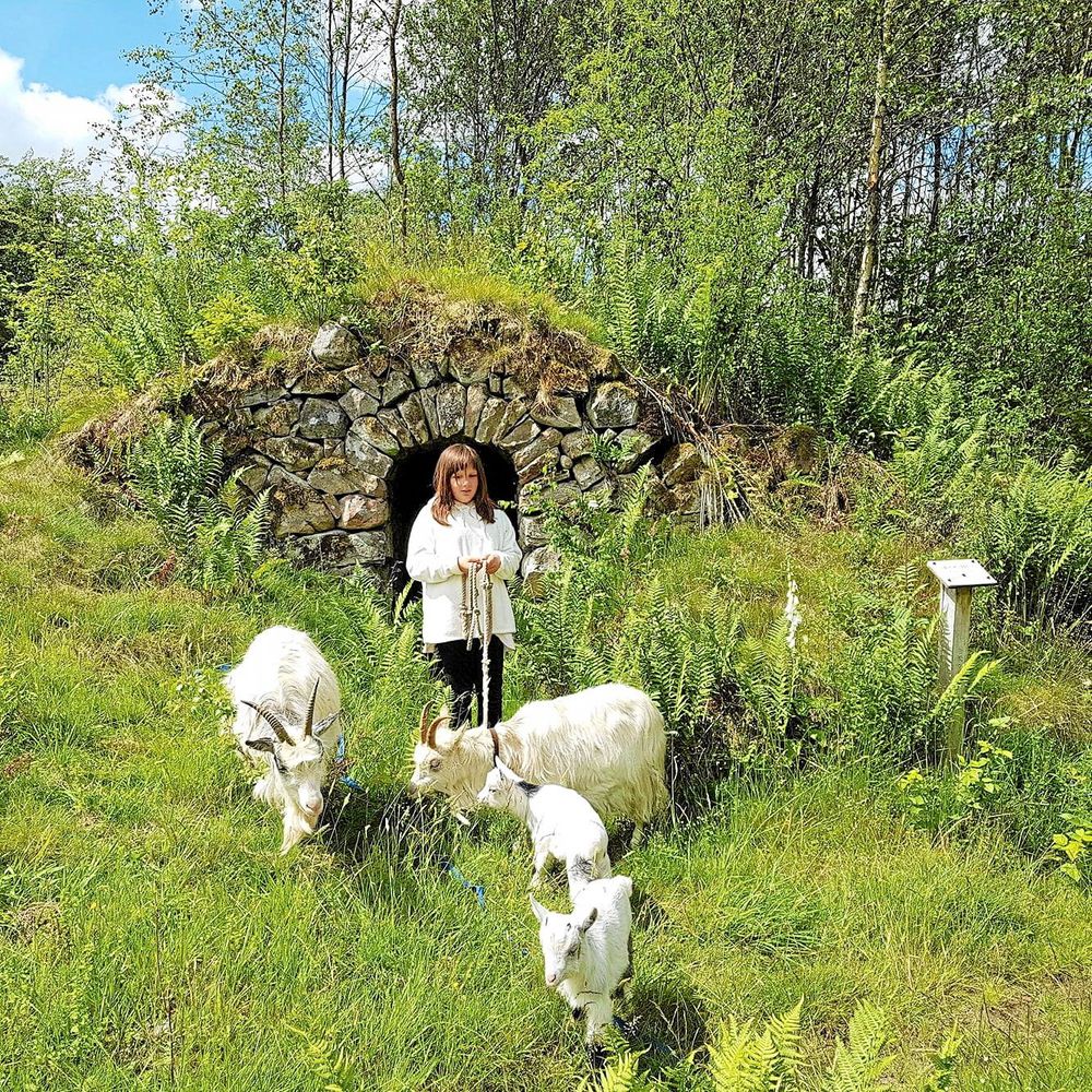 TESTPATRULL. 10-åriga Nellie är den första som får testa en getvandring i Annelie Gripenbergs regi.