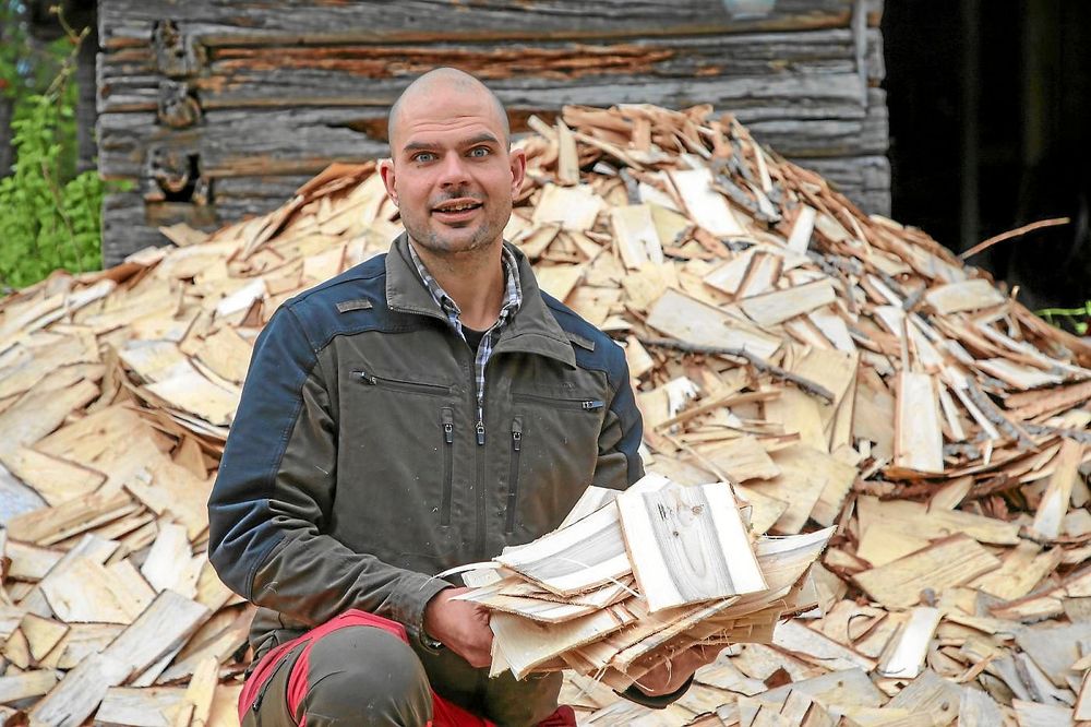 John Winterlia drygar ut gårdens ekonomi med trendiga engångstallrikar.