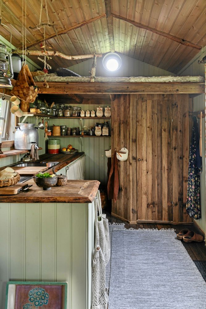 Allt i ett. Under sovloftet ryms både kök och klädkammare.