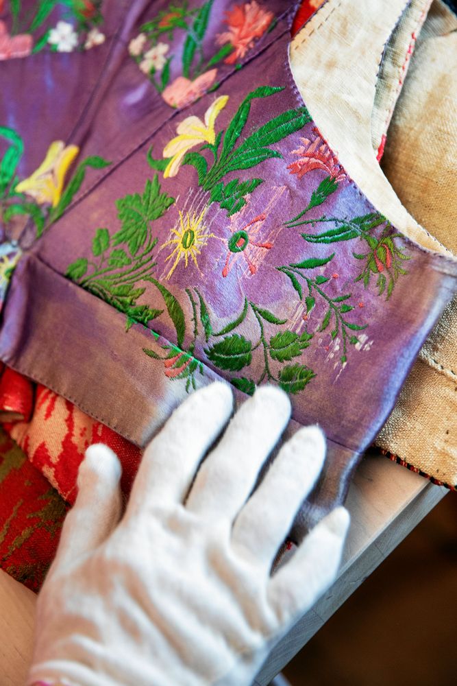 En rikt broderad väst, livstycke, som är över hundra år gammal, är en av Monas kära samlarplagg.