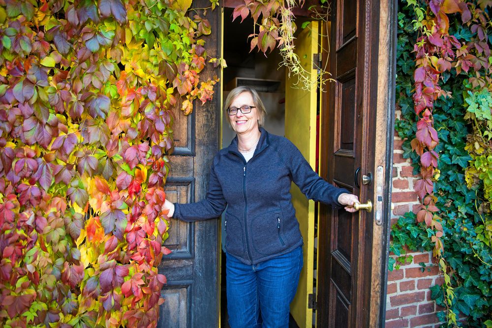 Maria har ingen formell vårdutbildning men fem års erfarenhet av att stötta människor på gården.