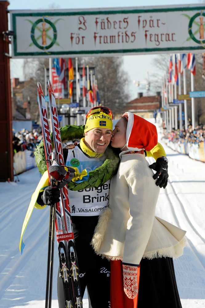 Jörgen Brink vinner sin tredje raka seger i Vasaloppet och får en segerkram av kranskullan Johanna Axelsson.