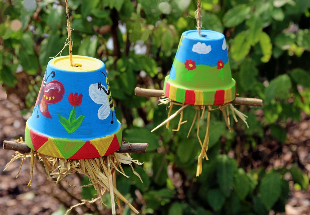 Upp och nervänd kruka med gräs blir hus åt tvestjärten.