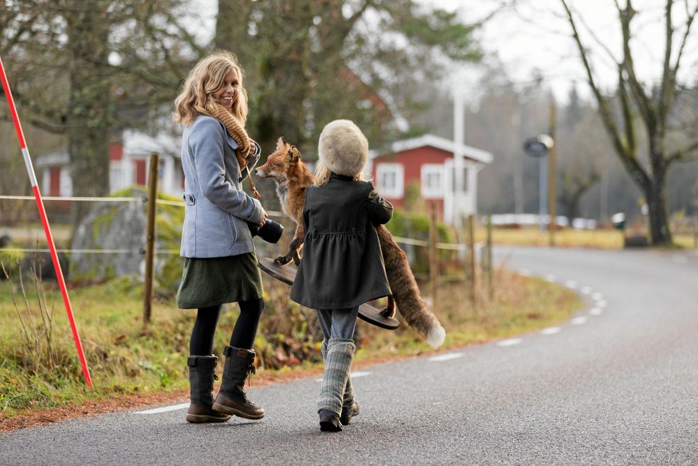 Märta gillar att hjälpa mamma på jobbet - både att bära rekvisita och att vara fotomodell.