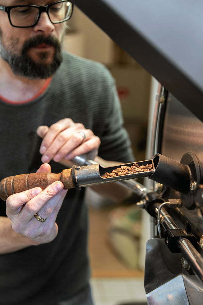 Alla sinnen är med när Daniel avgör när kaffet är färdigrostat. Hur ser röken ut? Hur luktar det? Tio-tolv minuter på rätt temperatur brukar räcka.