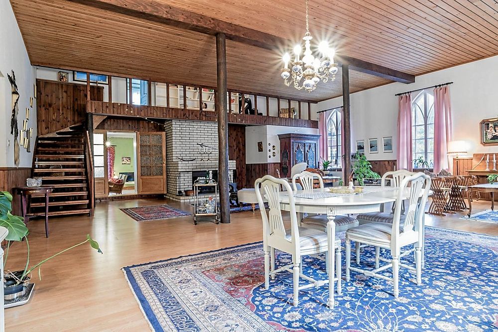 Den stora matsalen har högt i tak och vackert träsnickeri.